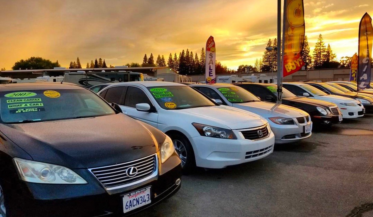 Main banner with several cars to sale